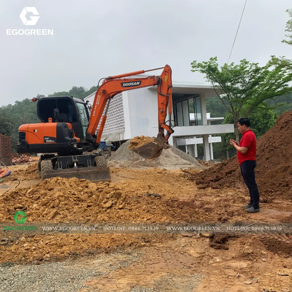 Sử dụng máy móc để làm nền, sang phẳng khu đất dốc vì gia chủ ở khu địa hình khá cao.